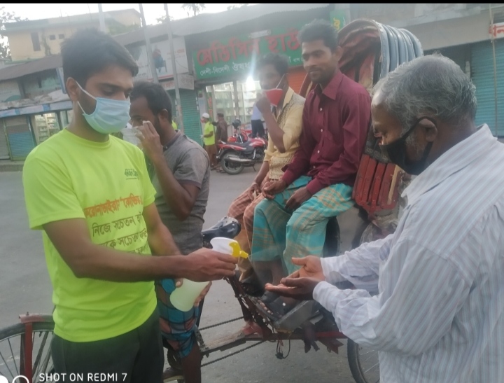 বরিশালে  চতুর্থ  দিনের মত করোনা প্রতিরোধে  বরিশাল সংবাদ ২৪ এর পক্ষ থেকে  জীবানুনাশক পানি স্প্রে ছিটানো ও মাস্ক  বিতারন করে।