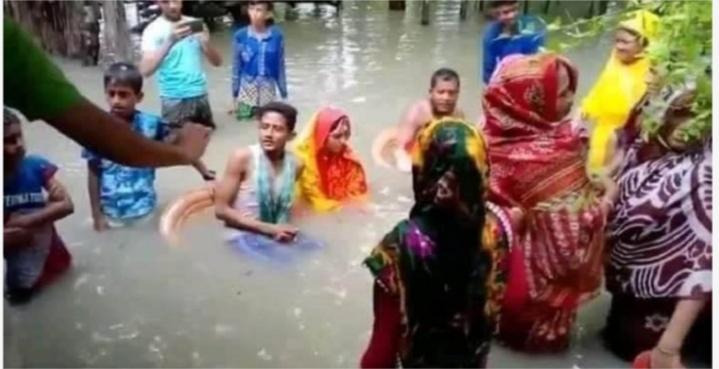 এবার জোয়ারের পানির মধ্যে সম্পন্ন হলো ছাত্রলীগ নেতার গায়ে হলুদ!
