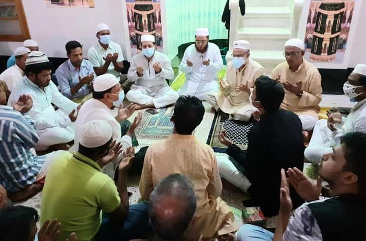 জাতীয় শোক দিবস উপলক্ষে বরিশাল নগরীর স্টিমারঘাট মসজিদে দোয়া মোনাজাত।।