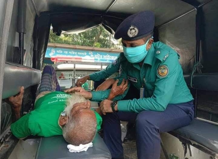 অসুস্থ বৃদ্ধাকে রাস্তায় থেকে তুলে হাসপাতালে ভর্তি করলেন ওসি নুরুল ইসলাম।।