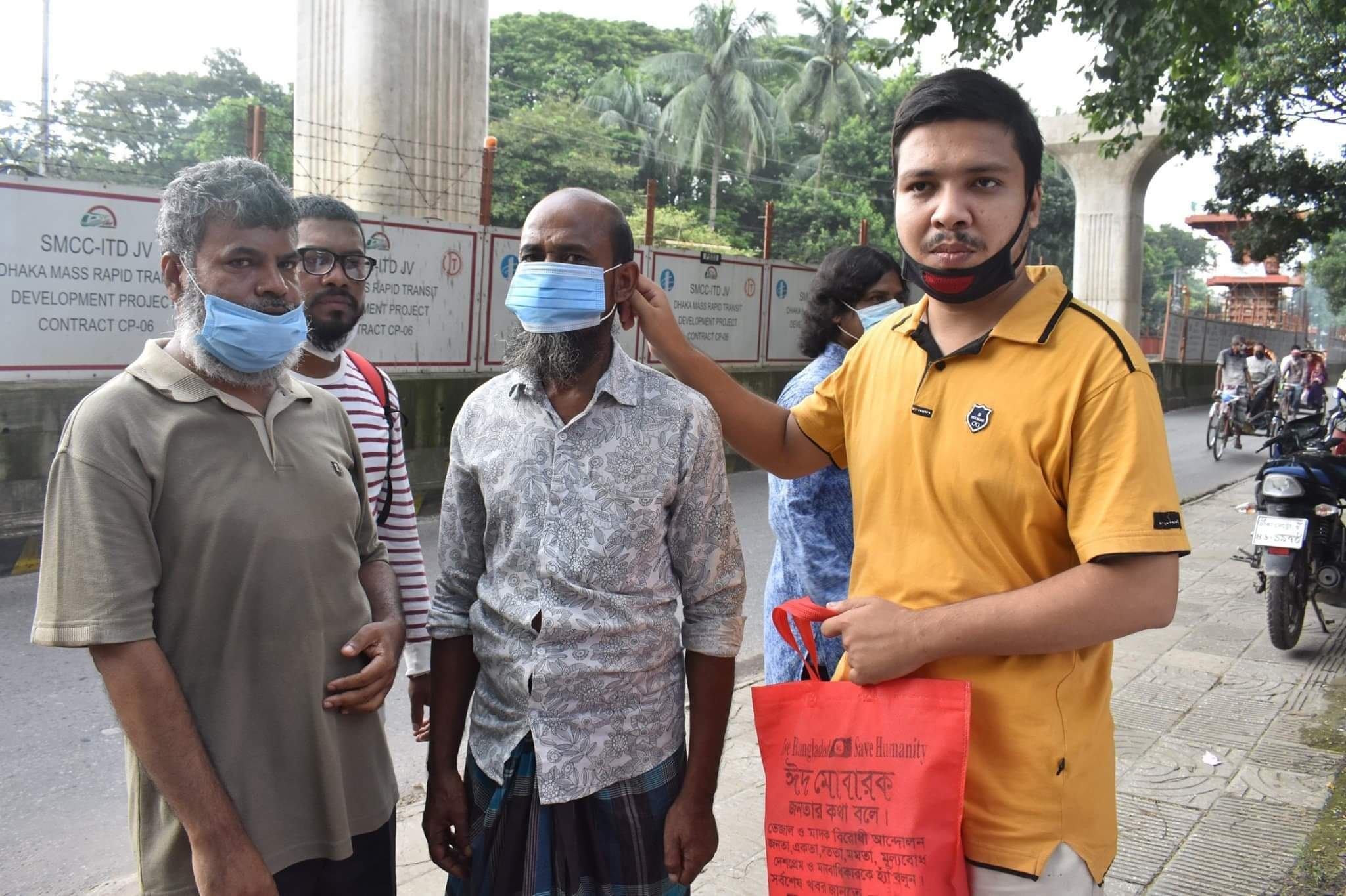 বাংলাদেশ জাতীয় মানবাধিকার সমিতির সচেতনমূলক মাস্ক বিতরণ।