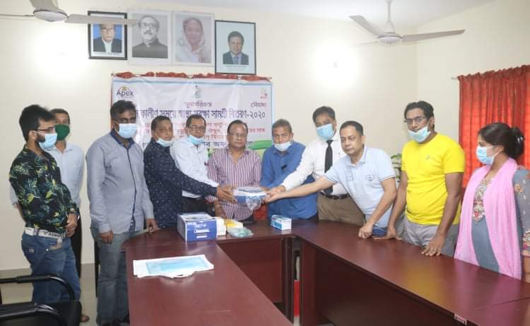 এপেক্স ক্লাব অফ বরিশাল ‘র পক্ষ থেকে স্বাস্থ্য সুরক্ষা সামগ্রী বিতরণ।