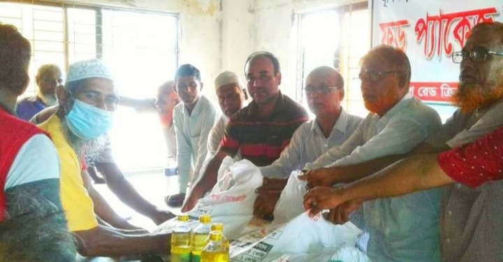 পটুয়াখালীর রাঙ্গাবালীতে রেডক্রিসেন্ট সোসাইটির ত্রাণ বিতরণ