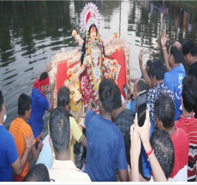 হিন্দু ধর্মের বড় ধর্মীয় উৎসব শেষ আজ, মা দুর্গার বিসর্জন বরিশালে