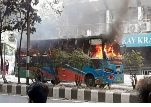 এক ঘণ্টার মধ্যে ঢাকায় ৫ বাসে আগুন