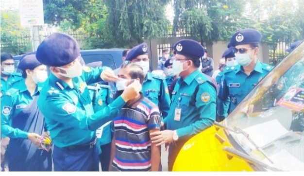 মাস্ক ব্যবহারে  সচেতনতামূলক র‌্যালি বরিশালে।