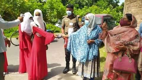 খুলনায় নতুন ফুলের সুঘ্রাণে সকল স্কুল-কলেজ মাদ্রাসায়
