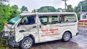 ঝালকাঠিতে বাস ও এম্বুলেন্সের মুখোমুখি সংঘর্ষ আহত ৪