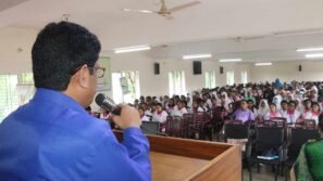 বরিশালে শিক্ষা প্রতিষ্ঠানে ডেঙ্গুসহ অন্যান্য মশাবাহিত রোগ প্রতিরোধে জেলা প্রশাসনের আলোচনা সভা ও লিফলেট বিতরণ।