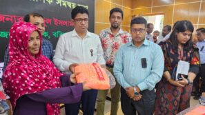 বরিশালে জেলা প্রশাসক শহিদুল ইসলাম এর সভাপতিত্বে এনজিও বিষয়ক সভায় ডেঙ্গু প্রতিরোধে মশারি বিতরণ