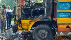 উজিরপুরে ট্রাকে অগ্নিসংযোগ