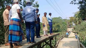 কুয়াকাটায় ভেঙে যাওয়া ব্রিজ পরিদর্শন করেন উপজেলা নির্বাহী অফিসার