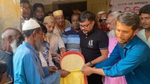 লালমোহনে ২৩৪২ জন জেলের মাঝে ভিজিএফ এর চাল বিতরণ করলেন এমপি শাওন