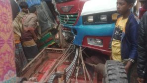 লালমোহনে বাসের ধাক্কায় দুই পথচারী আহত