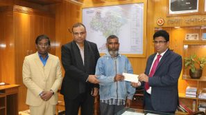 আগুনে পুড়ে নিহত কলেজ ছাত্র সজীবের পরিবারের মাঝে জেলা প্রশাসনের আর্থিক সহায়তা প্রদান