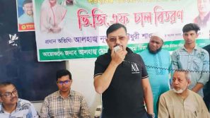 লালমোহনে ভি.জি.এফ চাল বিতরণ