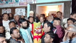 বরিশালে জাতীয়তাবাদী মোটর চালক দল ফুল দিয়ে শুভেচ্ছা জানায় নবনির্বাচিত এমপি মজিবর রহমান সরোয়ার কে