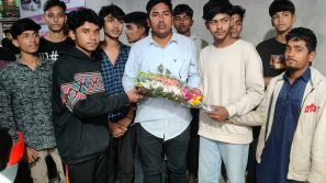 মহানগর ছাত্রদল নেতা রাসেল কে ফুল দিয়ে শুভেচ্ছা জানায় ৭ নং ওয়ার্ড ছাত্র দল নেতা স্বপ্ন