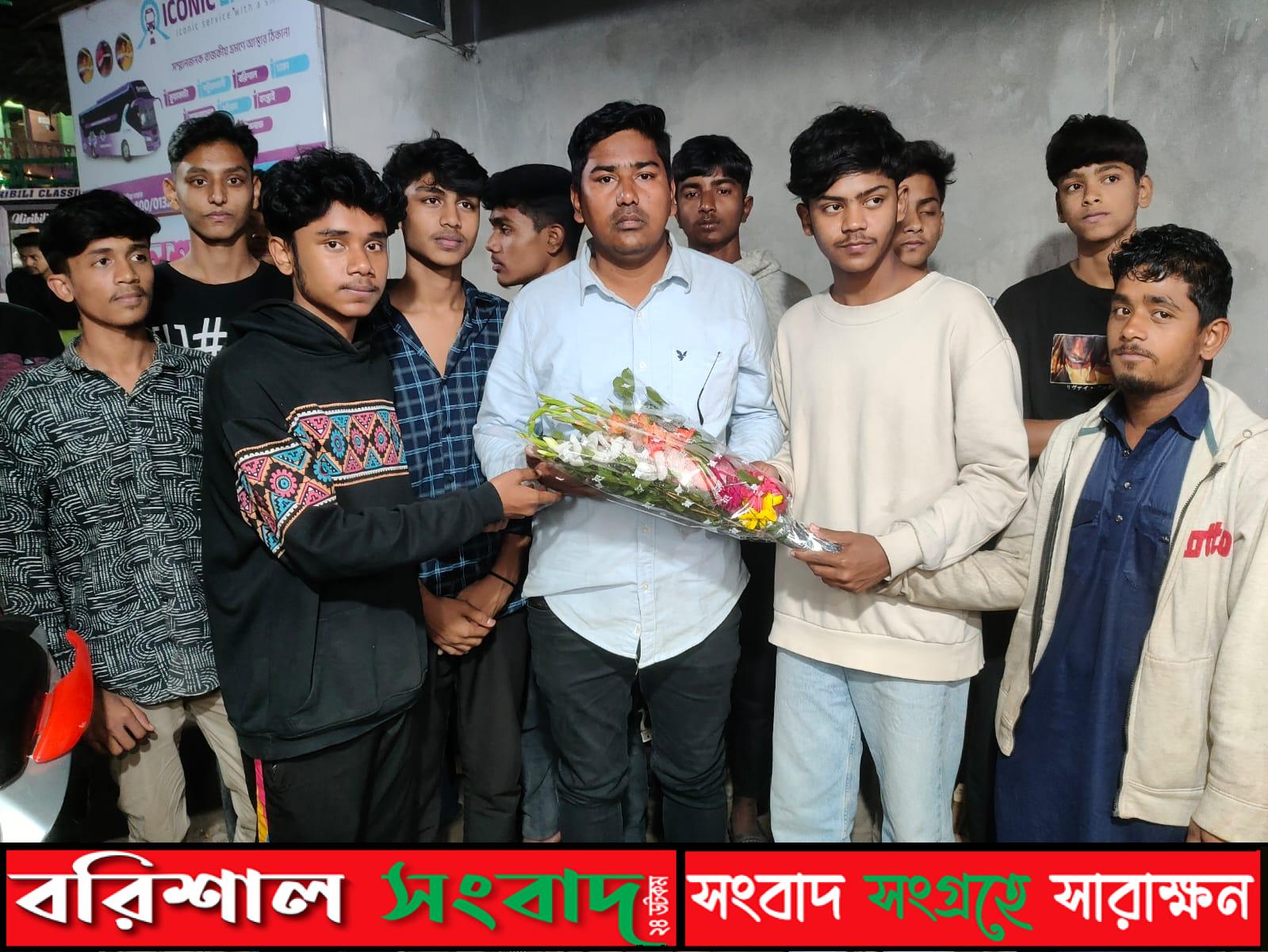 মহানগর ছাত্রদল নেতা রাসেল কে ফুল দিয়ে শুভেচ্ছা জানায় ৭ নং ওয়ার্ড ছাত্র দল নেতা স্বপ্ন