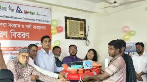 সমুদ্রগামী জেলেদের নিরাপত্তা বাড়াতে সরঞ্জামাদী দিল বেসরকারি সংস্থা উত্তরণ