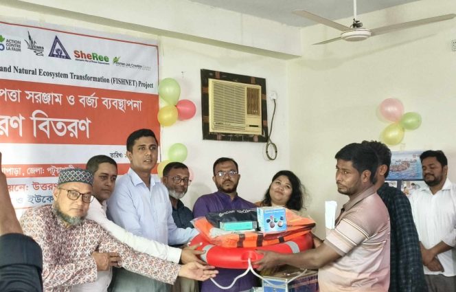 সমুদ্রগামী জেলেদের নিরাপত্তা বাড়াতে সরঞ্জামাদী দিল বেসরকারি সংস্থা উত্তরণ