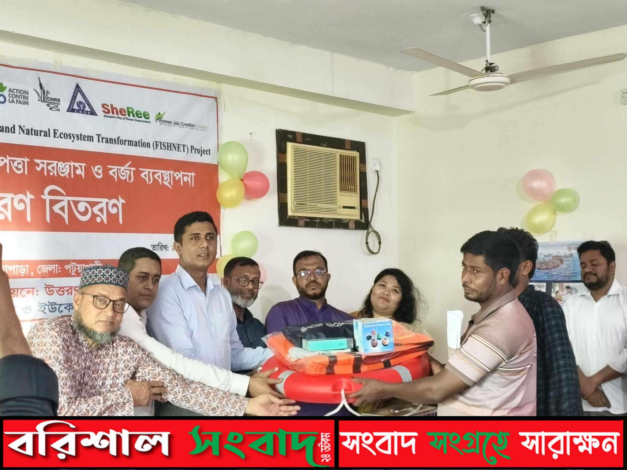 সমুদ্রগামী জেলেদের নিরাপত্তা বাড়াতে সরঞ্জামাদী দিল বেসরকারি সংস্থা উত্তরণ