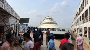 ইলিশা লঞ্চঘাটে অতিরিক্ত যাত্রী, নেই তদারকি: ঈদে ঝুঁকিতে ঘরমুখো মানুষ