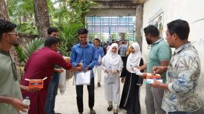 এসএসসি পরীক্ষার্থীদের মেহেন্দিগঞ্জ উপজেলা ও পৌর, কলেজ ছাএদলে’র পক্ষ থেকে কলম,পানি,স্যালাইন,ইত্যাদি বিতরণ।