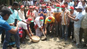উজিরপুরে খাল পুনঃখনন উদ্বোধন, লুঙ্গি-গামছায় জনতার মাঝে এমপি সান্টু
