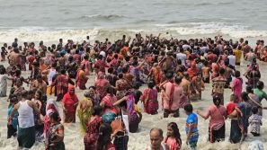 কুয়াকাটায় অক্ষয় তৃতীয়ায় সমুদ্রস্নানে হাজারো পুণ্যার্থী।