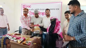 কলাপাড়ায় শতাধিক প্রান্তিক কৃষক-কৃষাণীর মাঝে সবজি বীজ বিতরণ