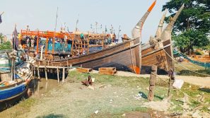 মধ্যরাত থেকে শেষ হচ্ছে সাগরে মাছ ধরার ওপর ৫৮ দিনের নিষেধাজ্ঞা।