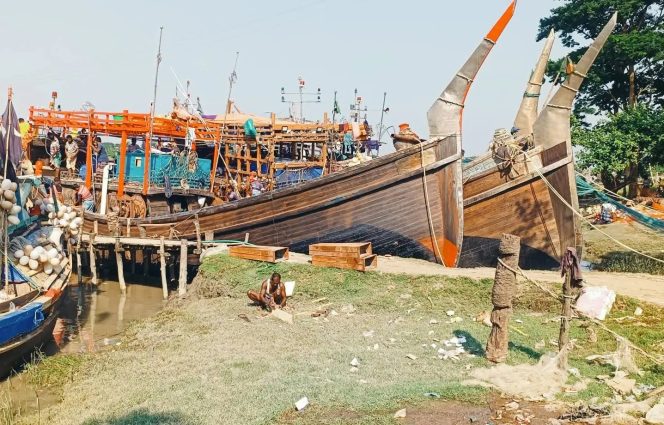 মধ্যরাত থেকে শেষ হচ্ছে সাগরে মাছ ধরার ওপর ৫৮ দিনের নিষেধাজ্ঞা।