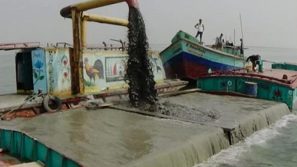 ভোলার একদল লোক মেহেন্দিগঞ্জের সীমানায় ডুকে অবৈধভাবে বালু উত্তোলন করে ছোট করে দিচ্ছে মেহেন্দিগঞ্জের মানচিত্র।