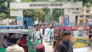 ভাড়া বৃদ্ধির প্রতিবাদে বরিশালে দুই শতাধিক থ্রি-হুইলার আটকে শিক্ষার্থীদের সড়ক অবরোধ