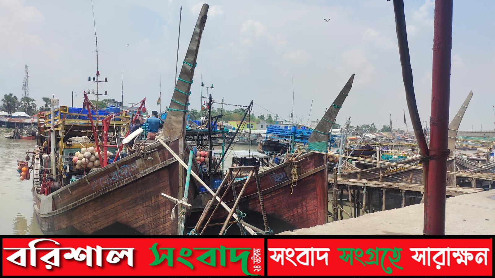 বঙ্গোপসাগরে অবৈধ ট্রলিংয়ের থাবা: মাছের উৎপাদন কমছে, শঙ্কায় জেলেরা