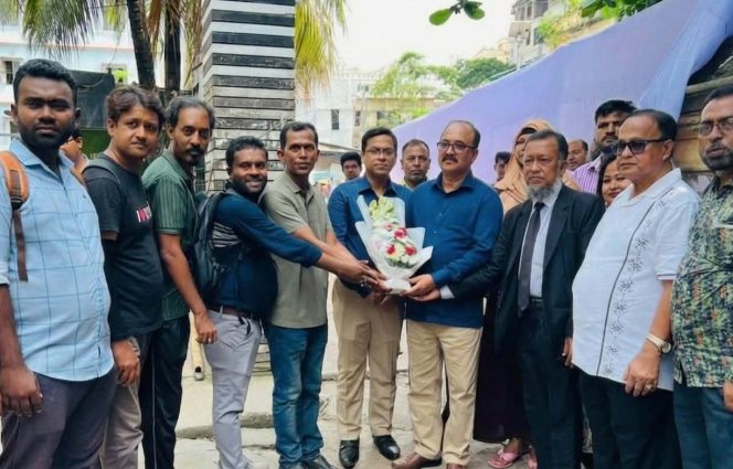 বাংলাদেশ রিপোর্টার্স ক্লাব ট্রাস্টের পক্ষ থেকে বিভাগীয় কমিশনারকে ফুলেল শুভেচ্ছা