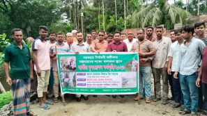 লালমোহনে খাল খনন প্রকল্পের আওতায় খালের পাশে বৃক্ষ রোপণ কর্মসূচির উদ্বোধন করেন ইউএনও