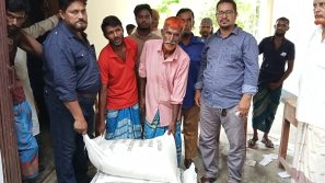 লালমোহনে সমুদ্রগামী জেলেদের মধ্যে চাল বিতরণ