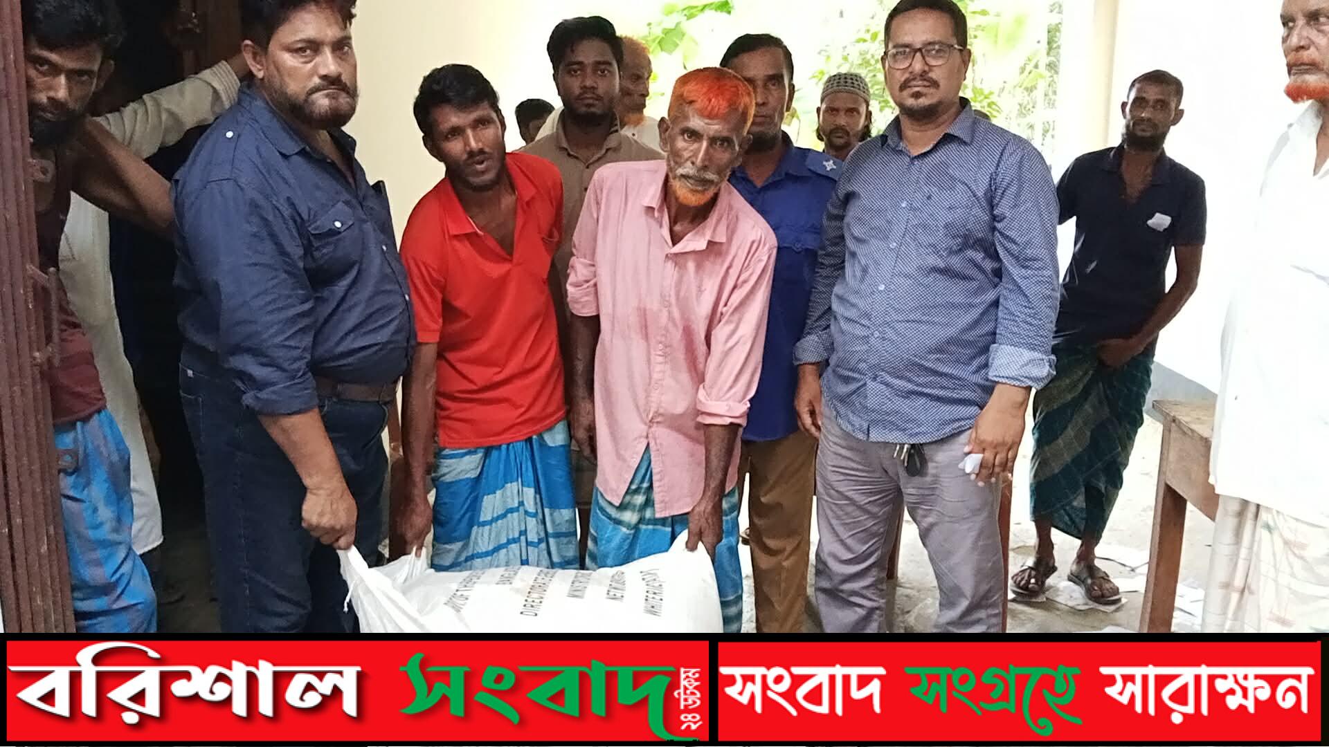 লালমোহনে সমুদ্রগামী জেলেদের মধ্যে চাল বিতরণ