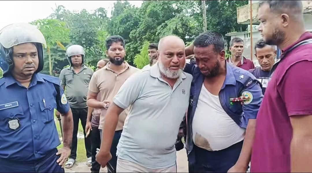বরিশালের আগৈলঝাড়ায় আটক যুবককে হ’ত্যার গুজবে থানায় হা’ম’লা, ৫ পুলিশ সদস্য আ’হ’ত