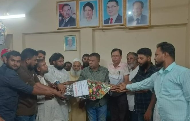 বরিশাল জেলা বাস-মিনিবাস মালিক সমিতির নবনির্বাচিত নেতৃবৃন্দকে মোটর চালক দলের ফুলেল শুভেচ্ছা