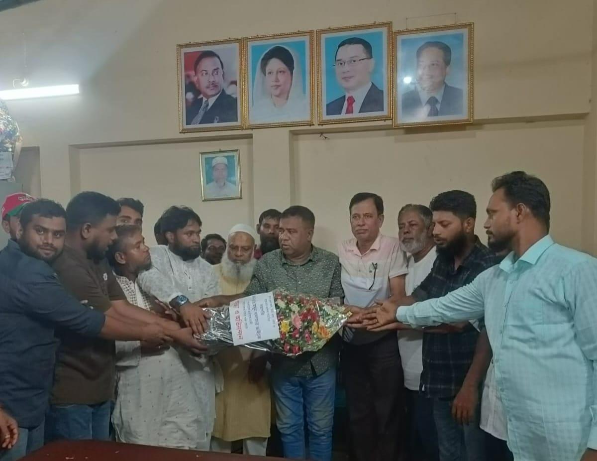 বরিশাল জেলা বাস-মিনিবাস মালিক সমিতির নবনির্বাচিত নেতৃবৃন্দকে মোটর চালক দলের ফুলেল শুভেচ্ছা