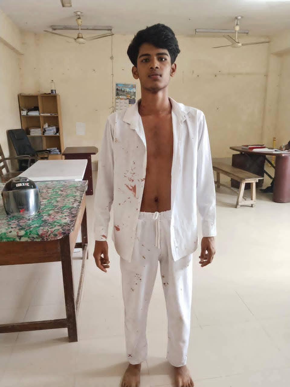লালমোহনে কলেজ ছাত্রকে কুপিয়ে হত্যা ! থানায় আত্মসমর্পণ করল খুনি
