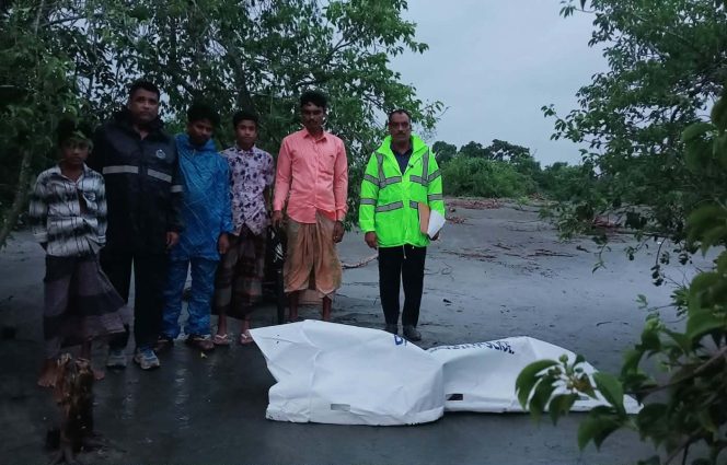 কুয়াকাটার গঙ্গামতি সৈকতে ভেসে এলো অর্ধগলিত যুবকের মরদেহ।