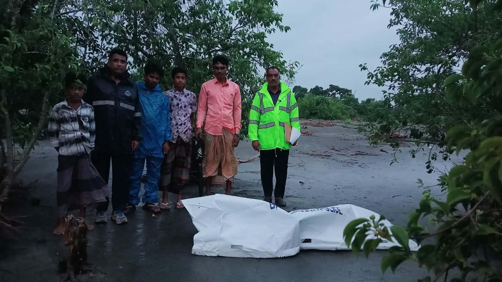 কুয়াকাটার গঙ্গামতি সৈকতে ভেসে এলো অর্ধগলিত যুবকের মরদেহ।