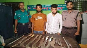 বিপুলসংখ্যক দেশীয় অস্ত্রসহ ২ যুবক আটক বরিশালের চড়বাড়িয়ায়, পালিয়ে গেলেন মূলহোতা সৈকত