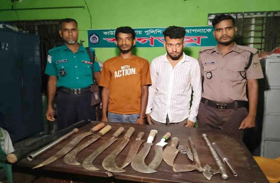 বিপুলসংখ্যক দেশীয় অস্ত্রসহ ২ যুবক আটক বরিশালের চড়বাড়িয়ায়, পালিয়ে গেলেন মূলহোতা সৈকত