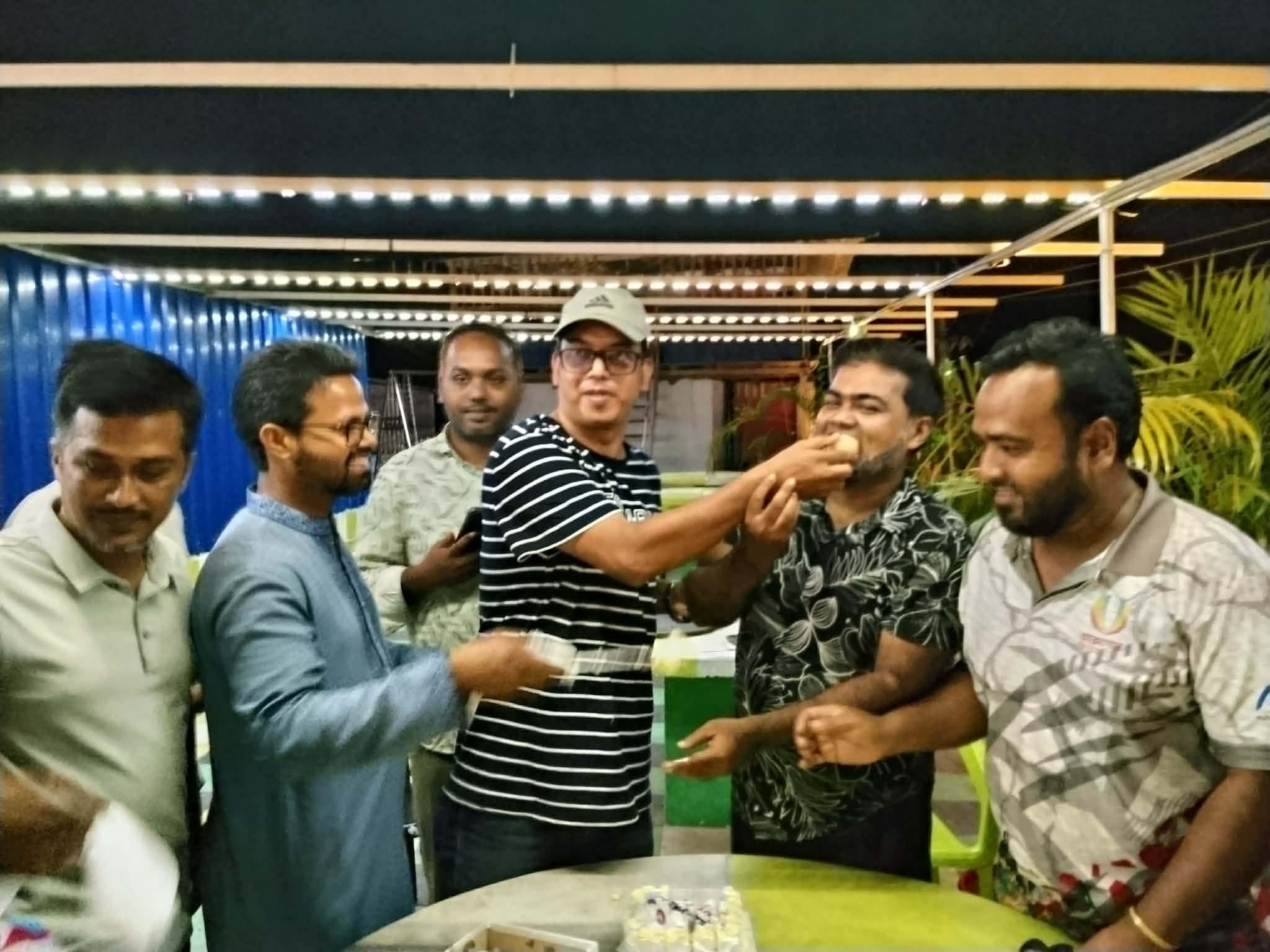 বাকেরগঞ্জে সহকর্মীদের সাথে সাংবাদিক মাসুম এর জন্মদিনের আনন্দ উদযাপন