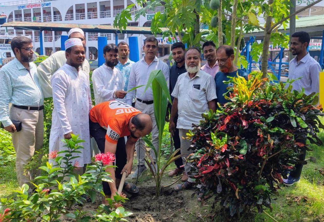বরিশাল নদী বন্দর নিয়ন্ত্রণ কর্মকর্তাদের উদ্যোগে বৃক্ষরোপণ কর্মসূচি পালন